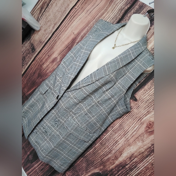 2 For 25$ Maurices Stylish Gray Plaid Vest - Picture 2 of 7